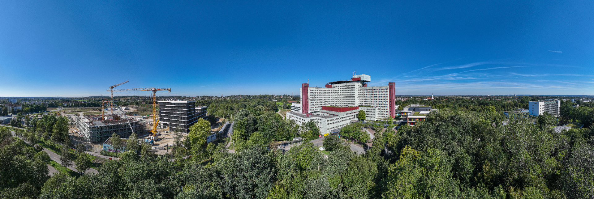 180°-Luftpanorama der Uniklinik Augsburg mit Neubau und Baukränen
