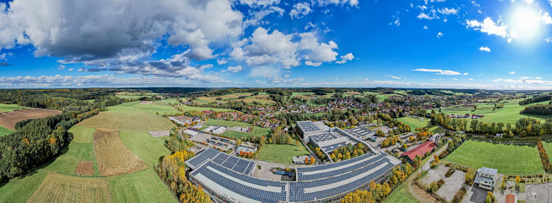 180°-Luftpanorama des TopStar-Werksareals mit Photovoltaik-Dächern